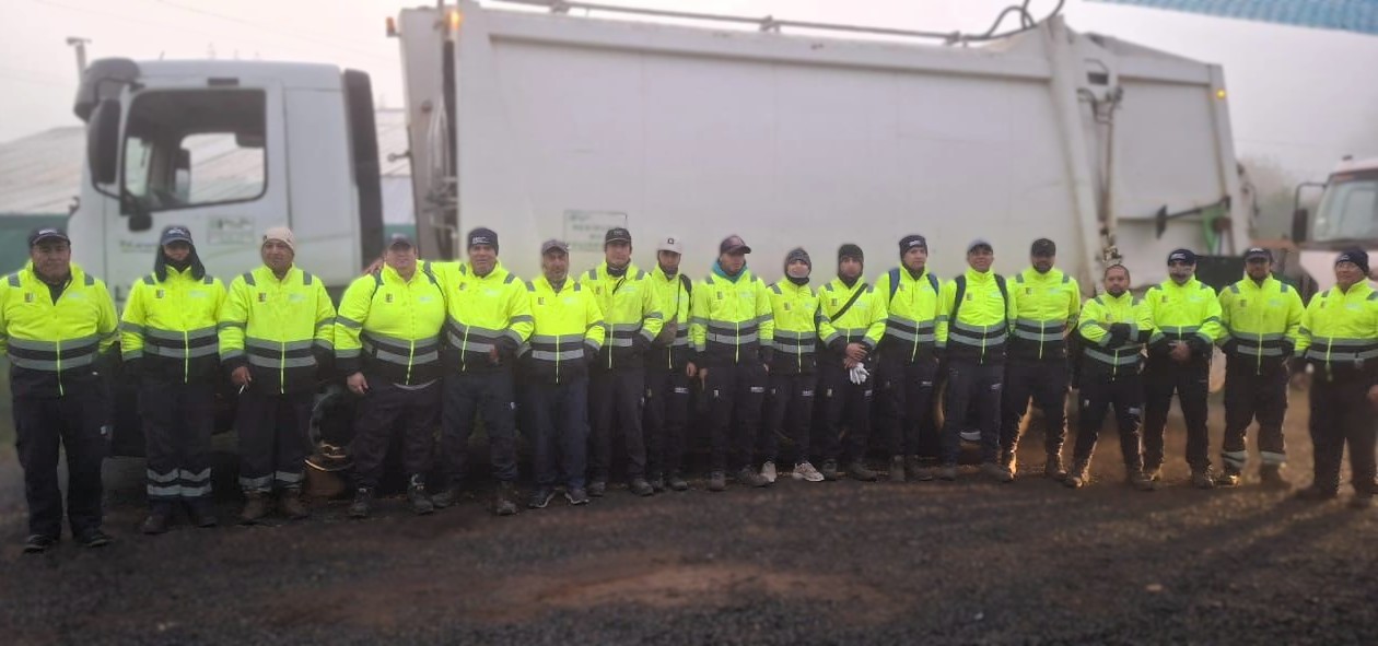 Equipo BIO-REC LTDA formado junto a camiones recolectores