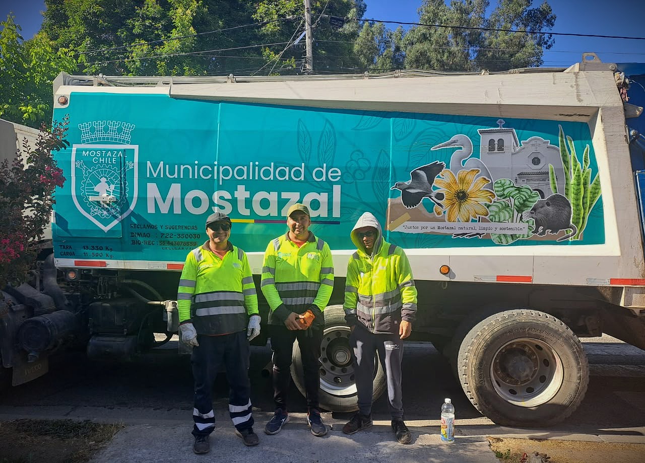 Equipo BIO-REC junto a camión municipal en Mostazal